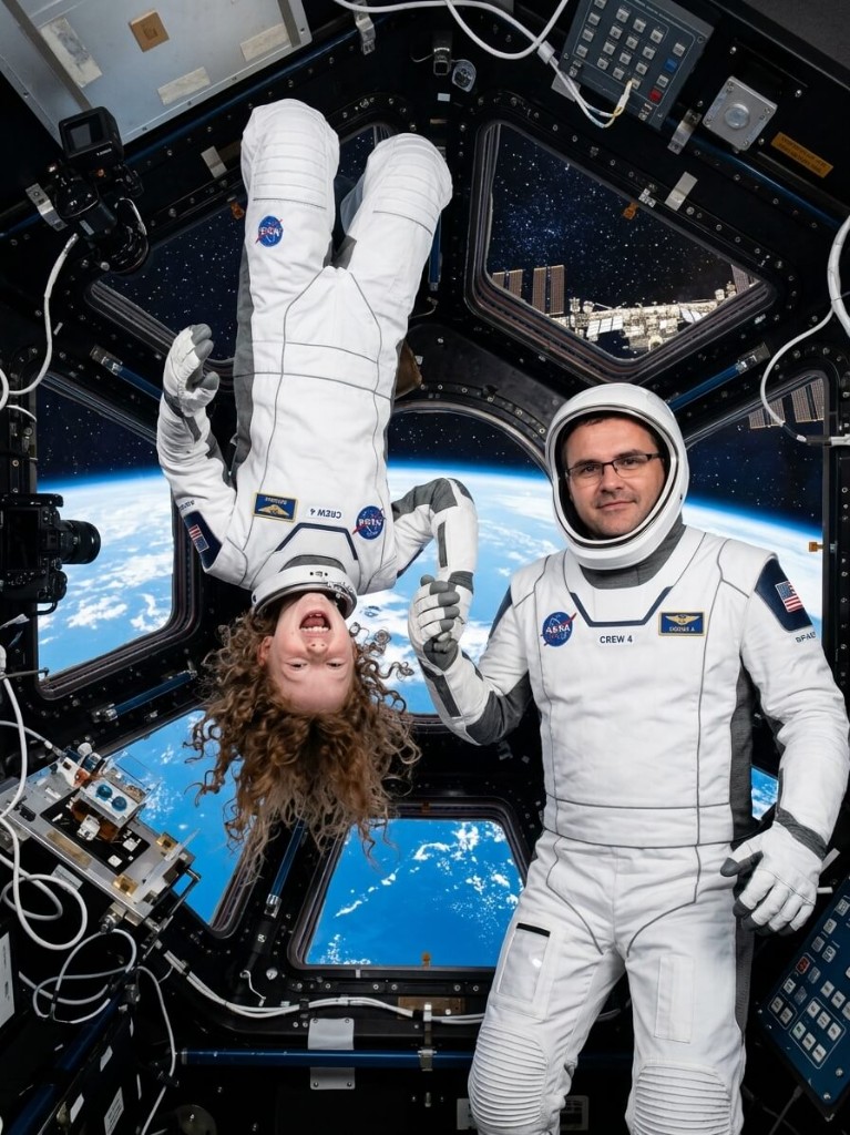 Père et fille transformés en astronautes, en apesanteur à bord d'une station spatiale