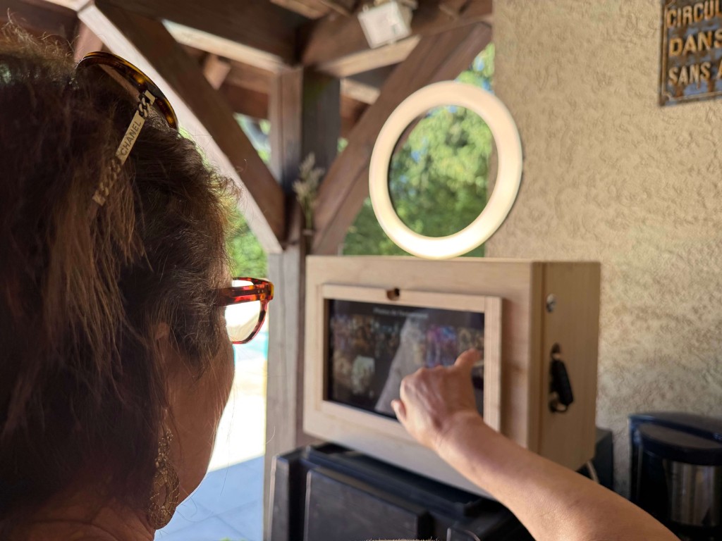 Une invitée utilise l'écran tactile de la photobooth